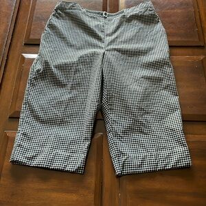 Women’s size 8 petite Alfred dunner black and white long checkered shorts